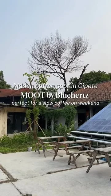 Halaman dan suasana outdoor MOOT, dari unggahan galleryfoodiez di profil MOOT